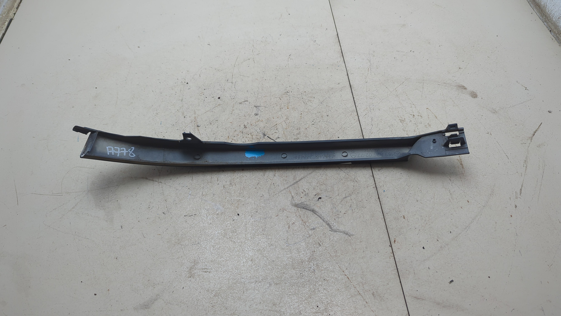 Планка под фару правая