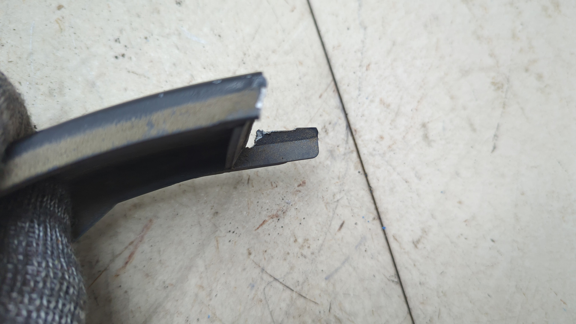 Планка под фару правая