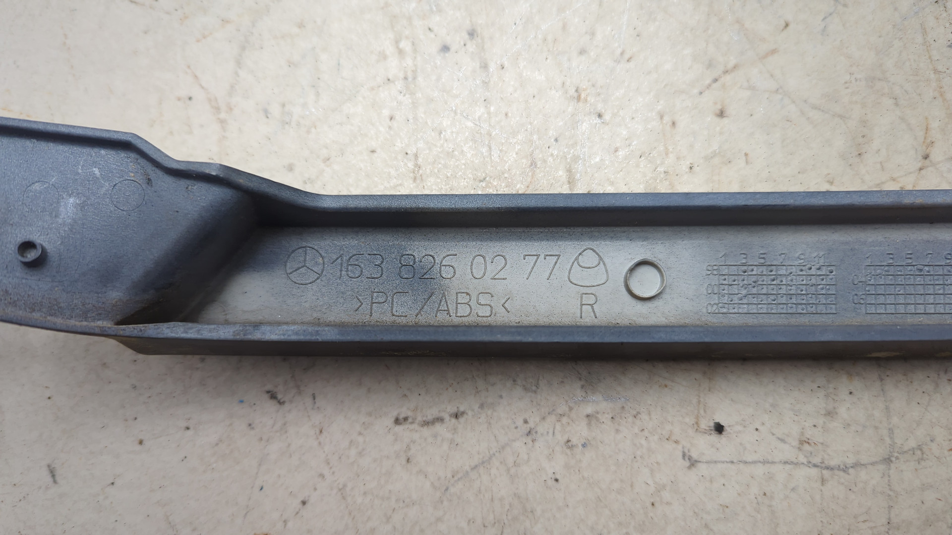 Планка под фару правая