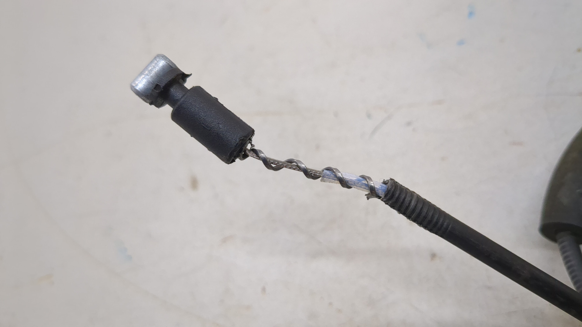 Трос открывания капота