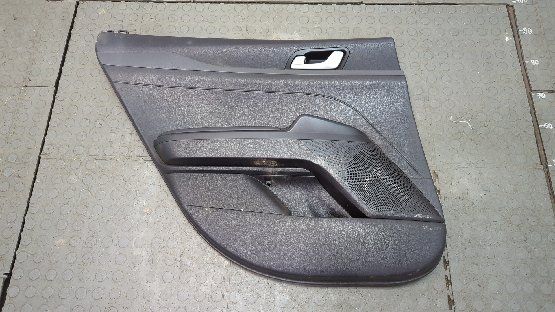 Обшивка двери задней левой