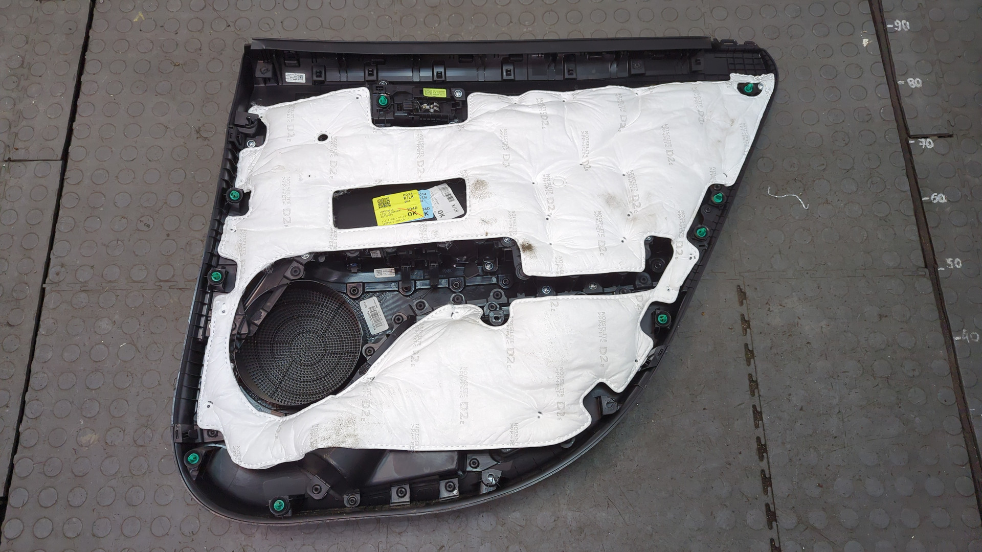 Обшивка двери задней левой