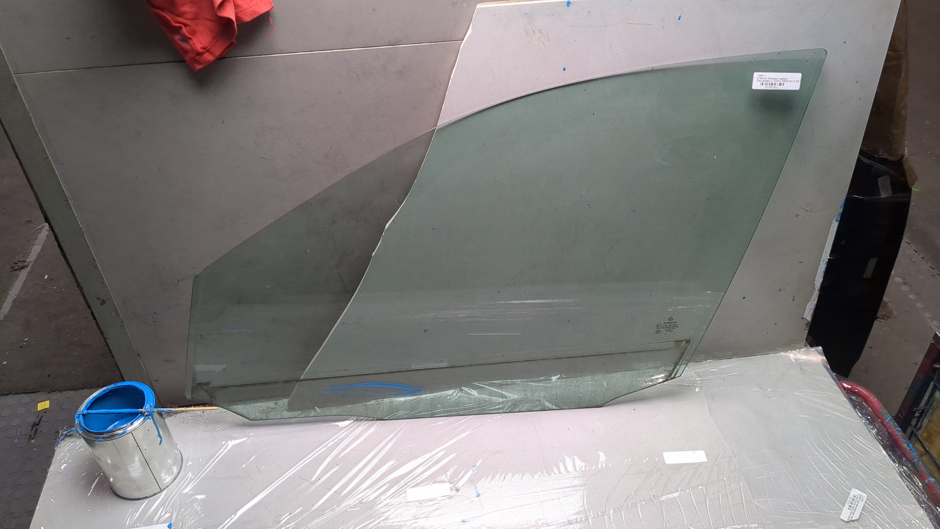 Стекло двери передней левой