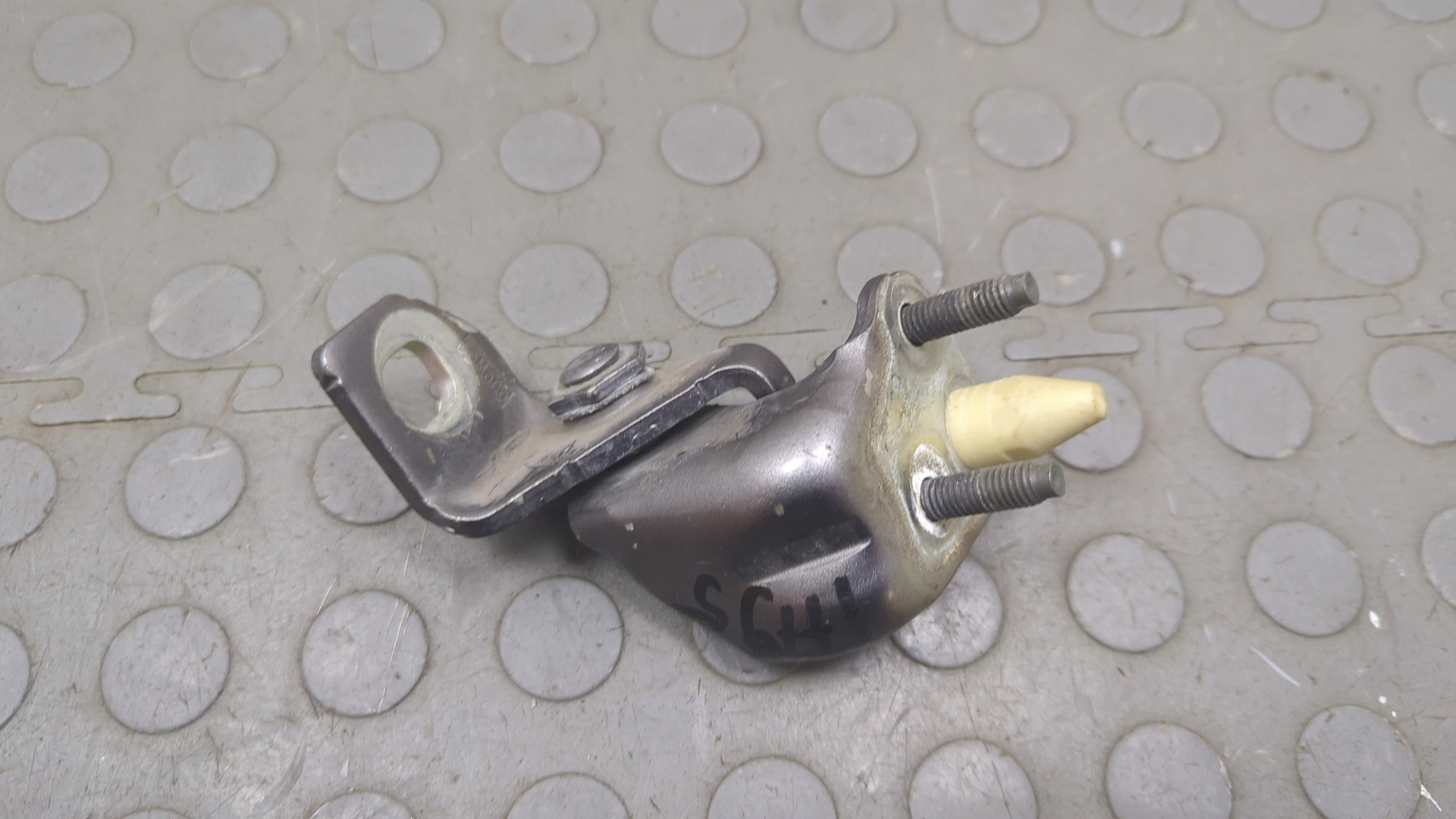 Петля двери