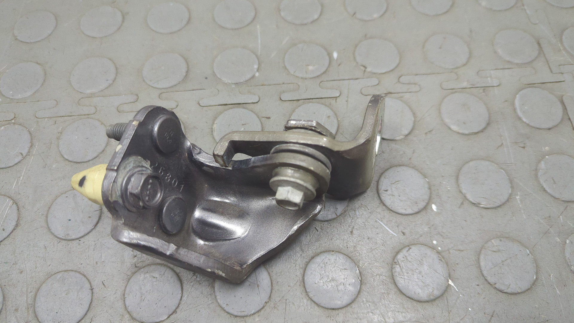 Петля двери