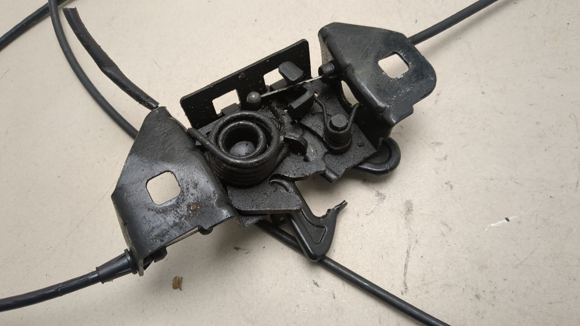 Замок капота