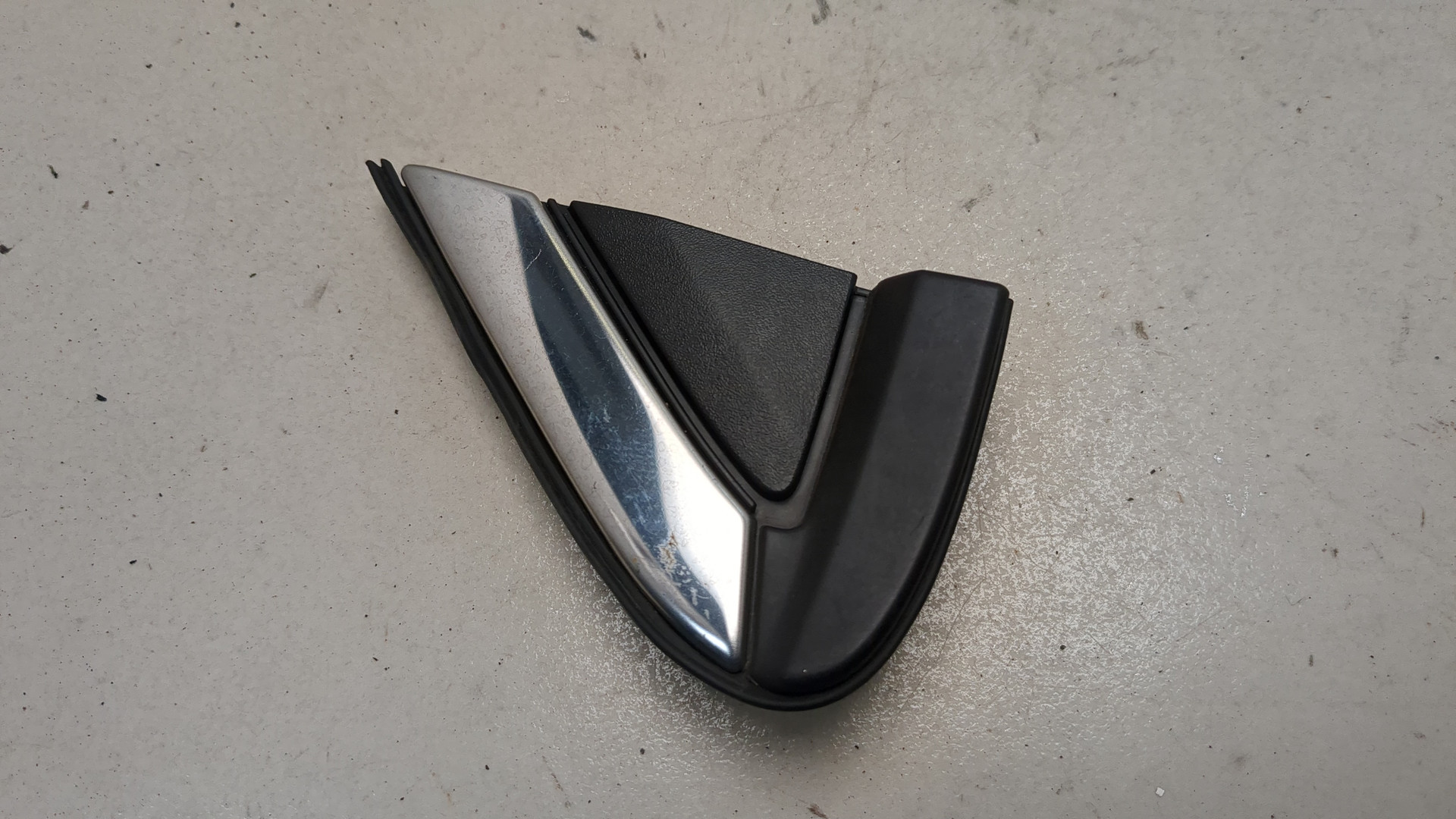 Накладка переднего крыла левого