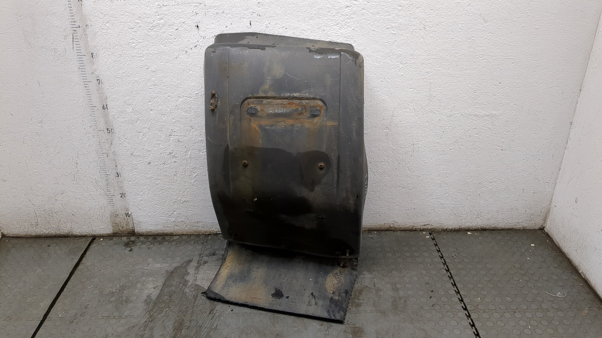 Крыло переднее правое