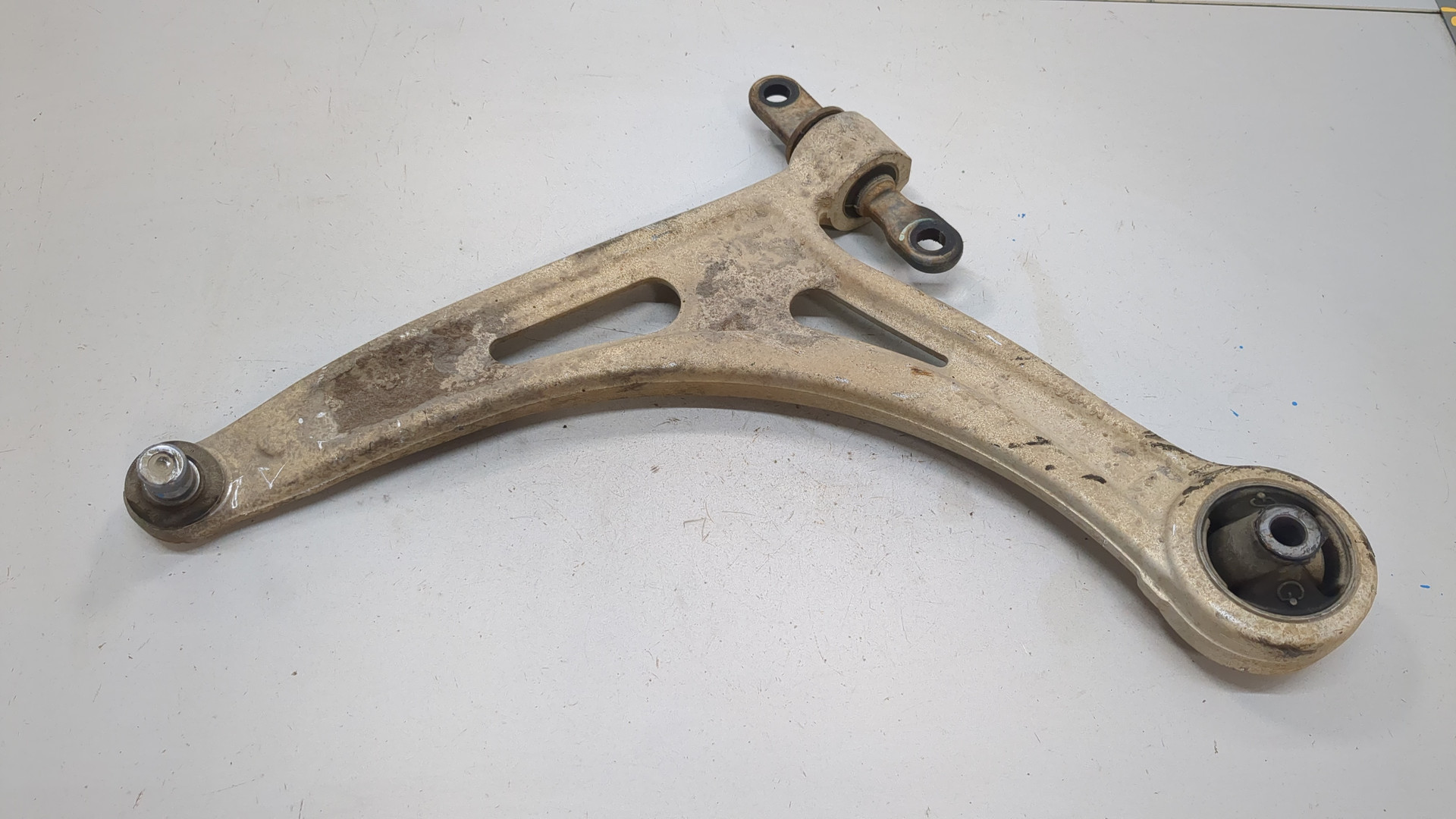 Рычаг передний левый