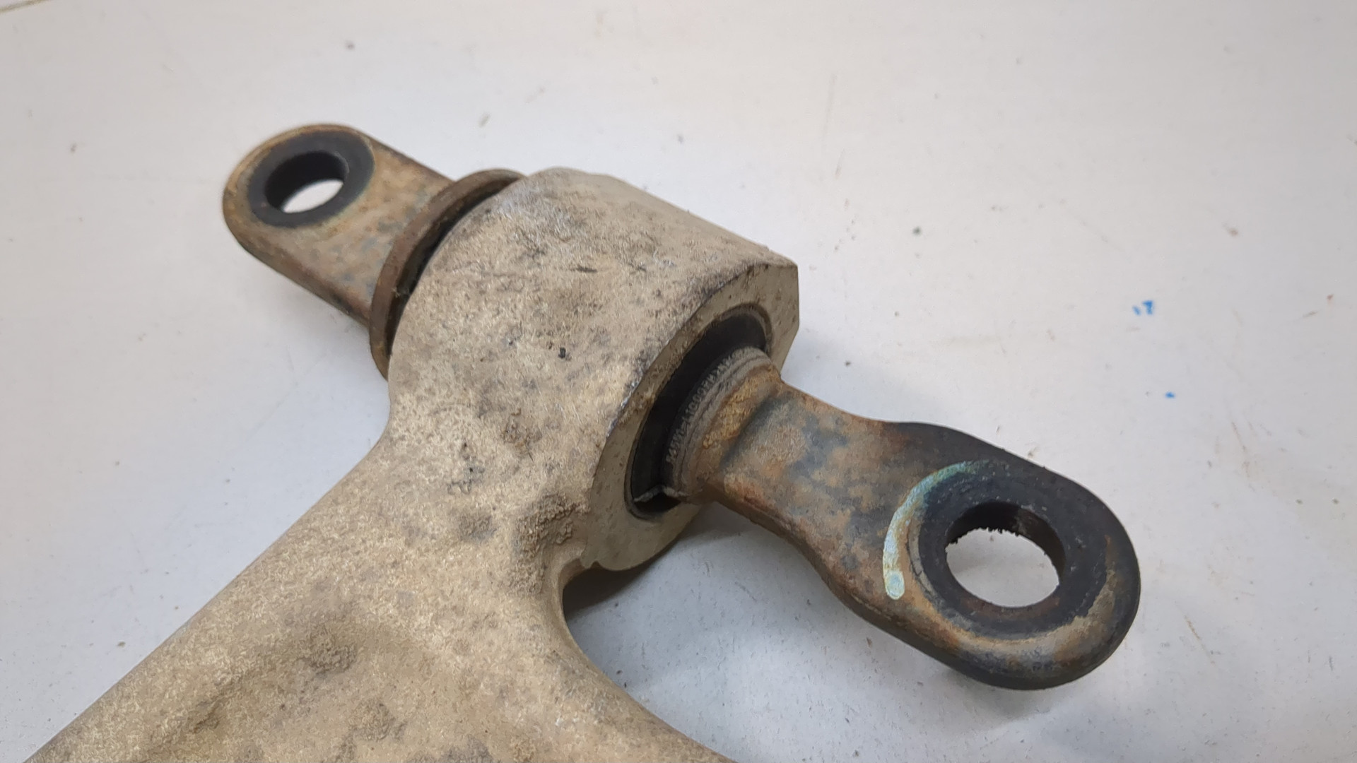 Рычаг передний левый