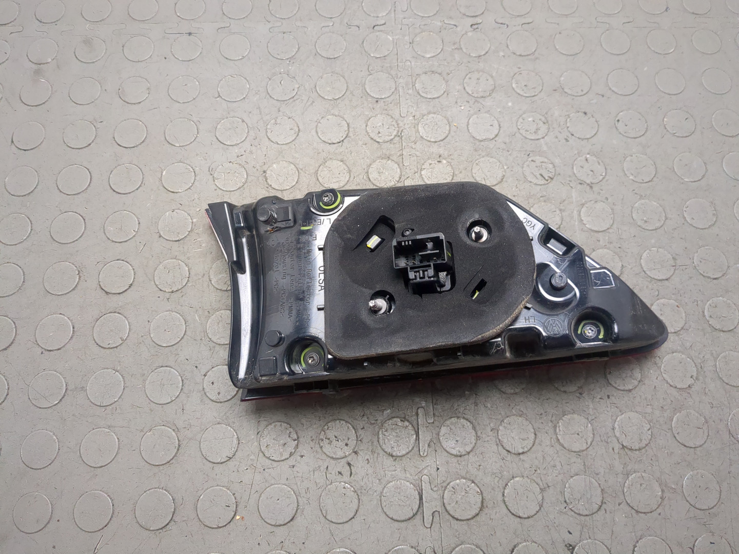 Фонарь задний внутренний левый