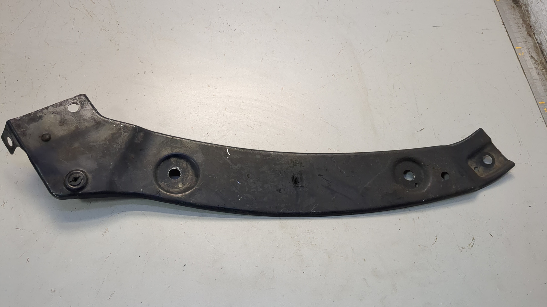 Кронштейн фар левый