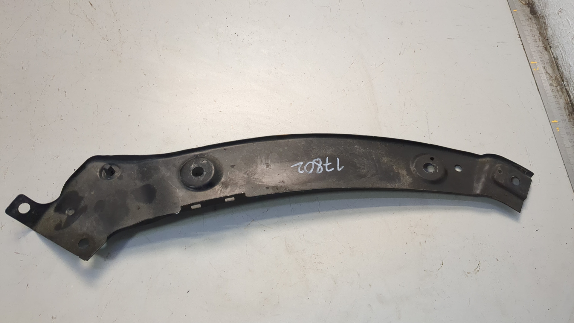 Кронштейн фар левый