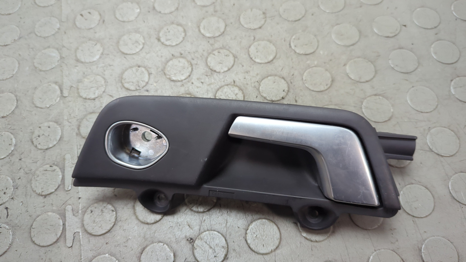 Ручка двери передней внутренняя левая