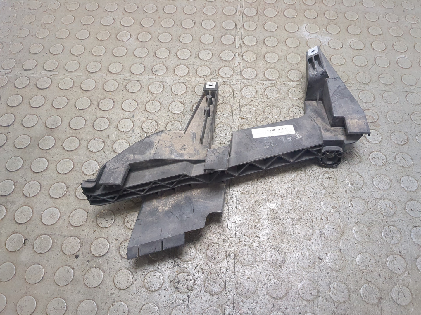 Кронштейн фар левый