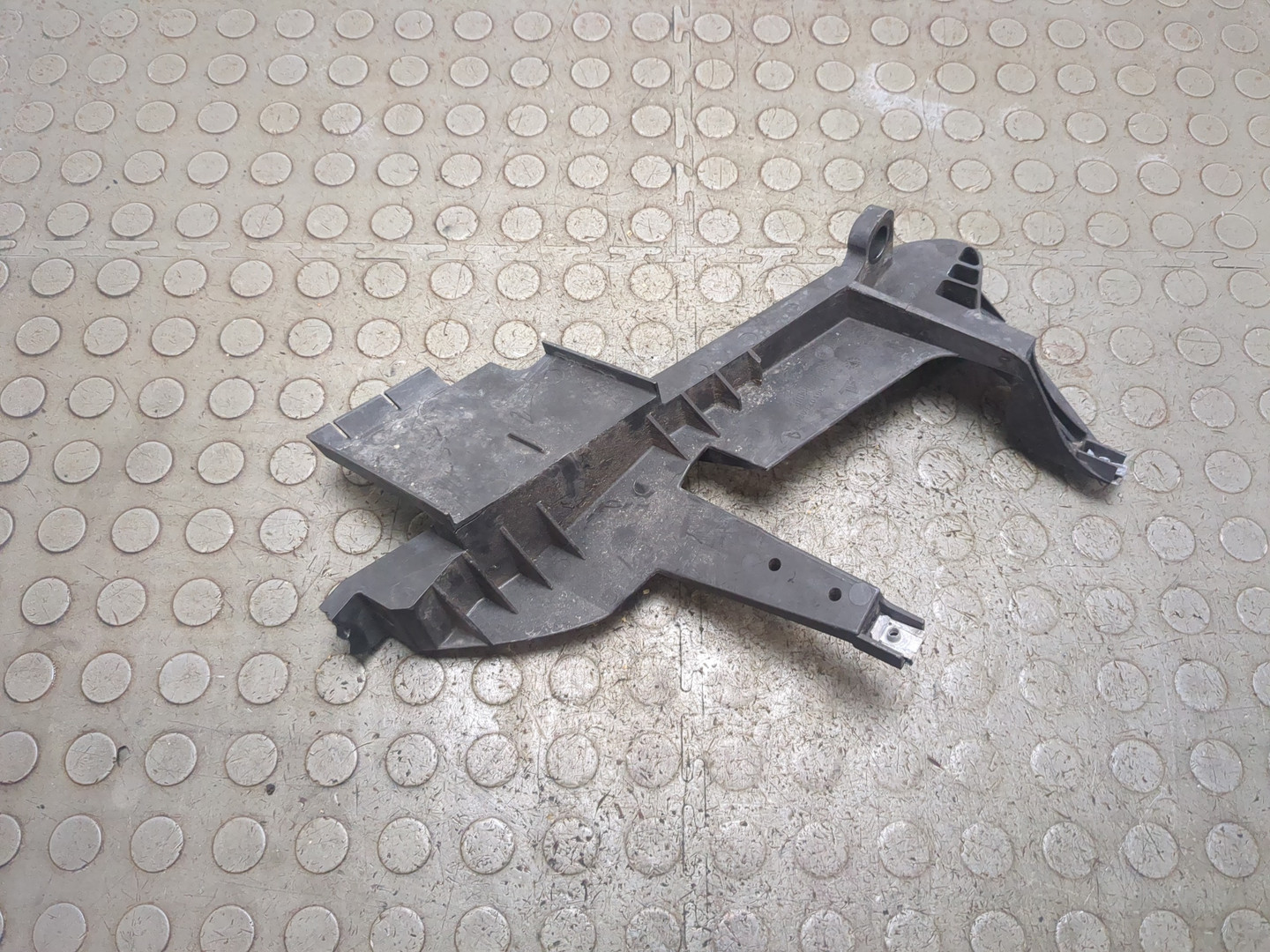 Кронштейн фар левый