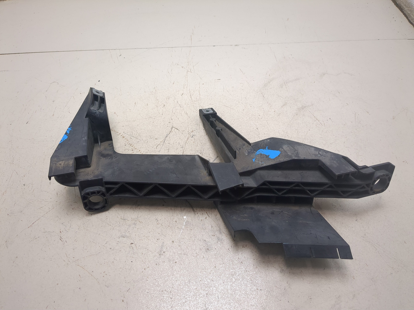 Кронштейн фар правый