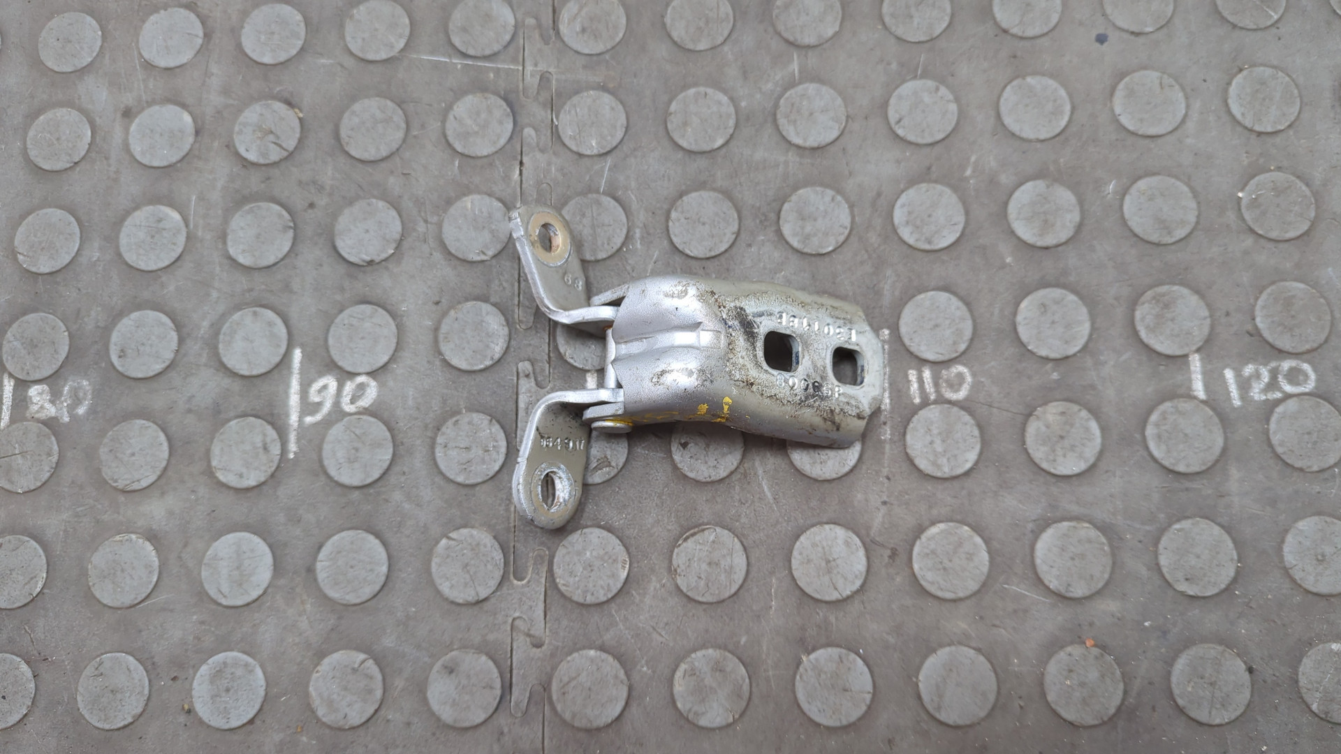 Петля двери