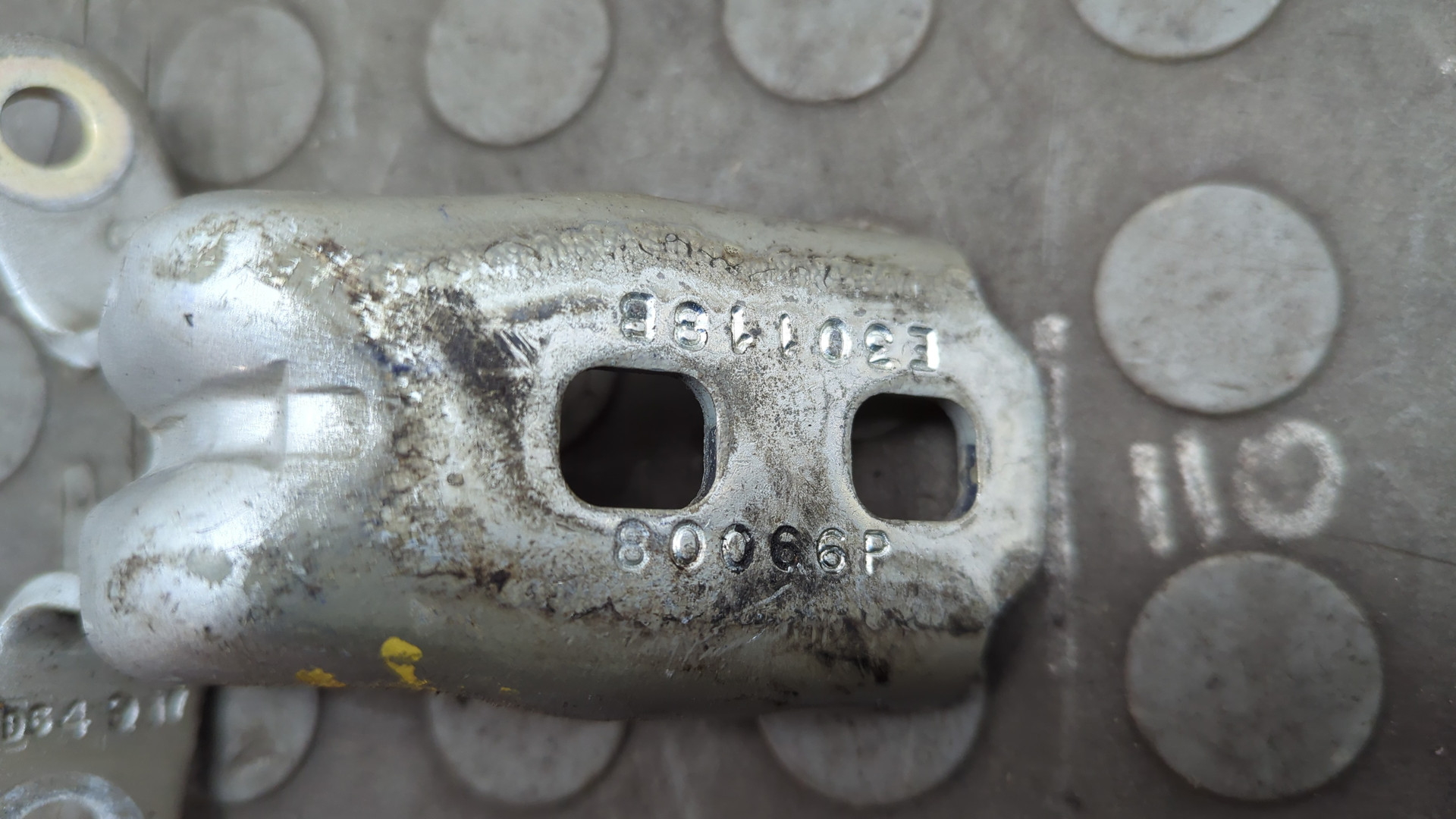 Петля двери