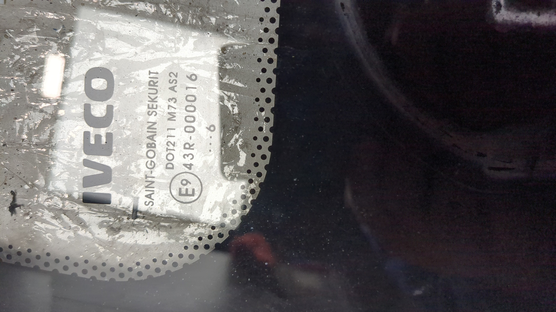 Стекло двери передней левой (форточка)