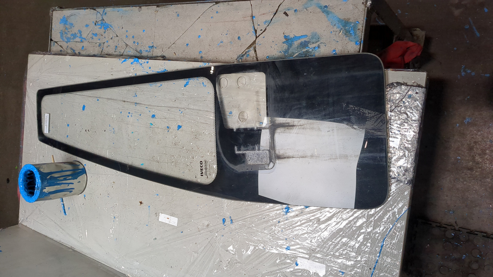 Стекло двери передней левой (форточка)