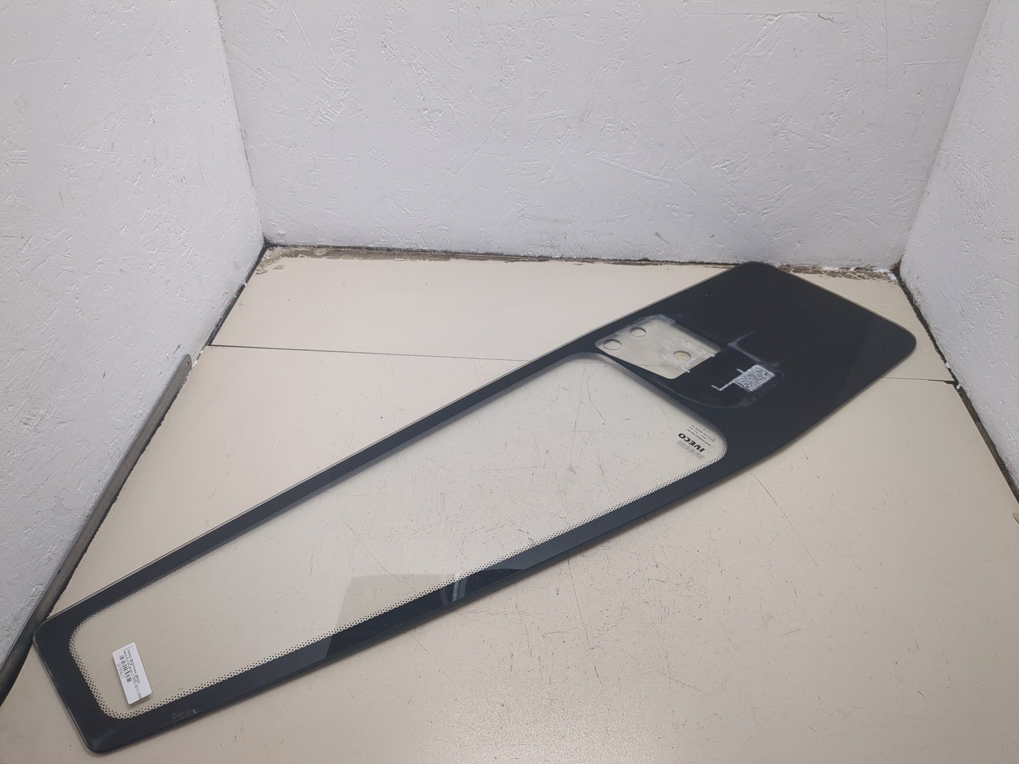 Стекло двери передней левой (форточка)