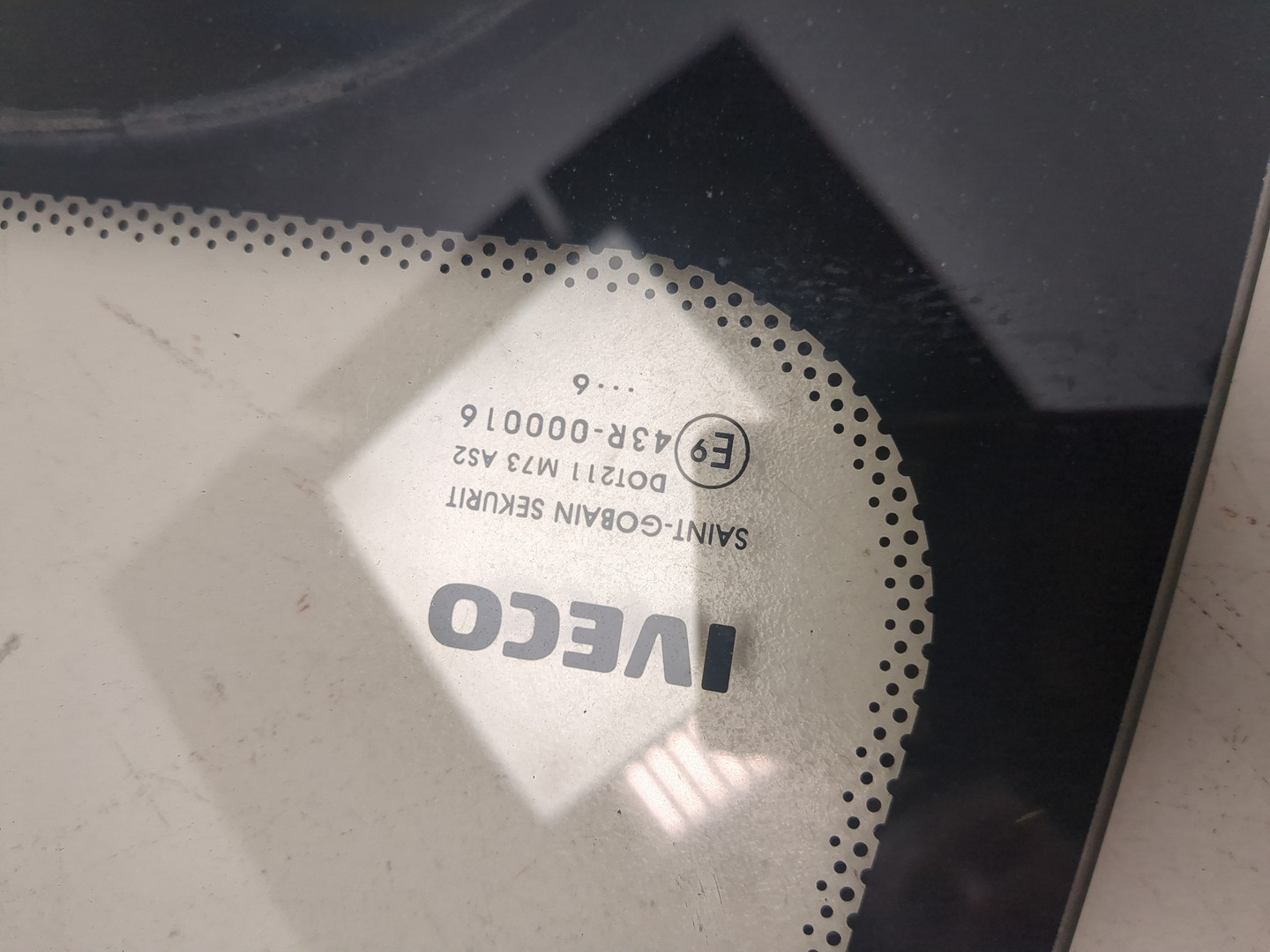 Стекло двери передней левой (форточка)