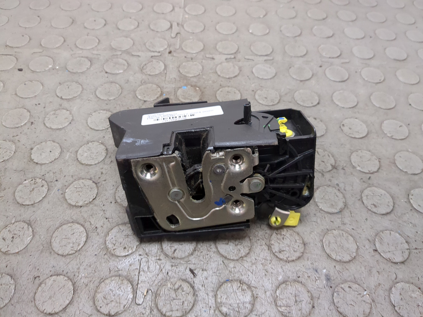 Замок двери задней левой