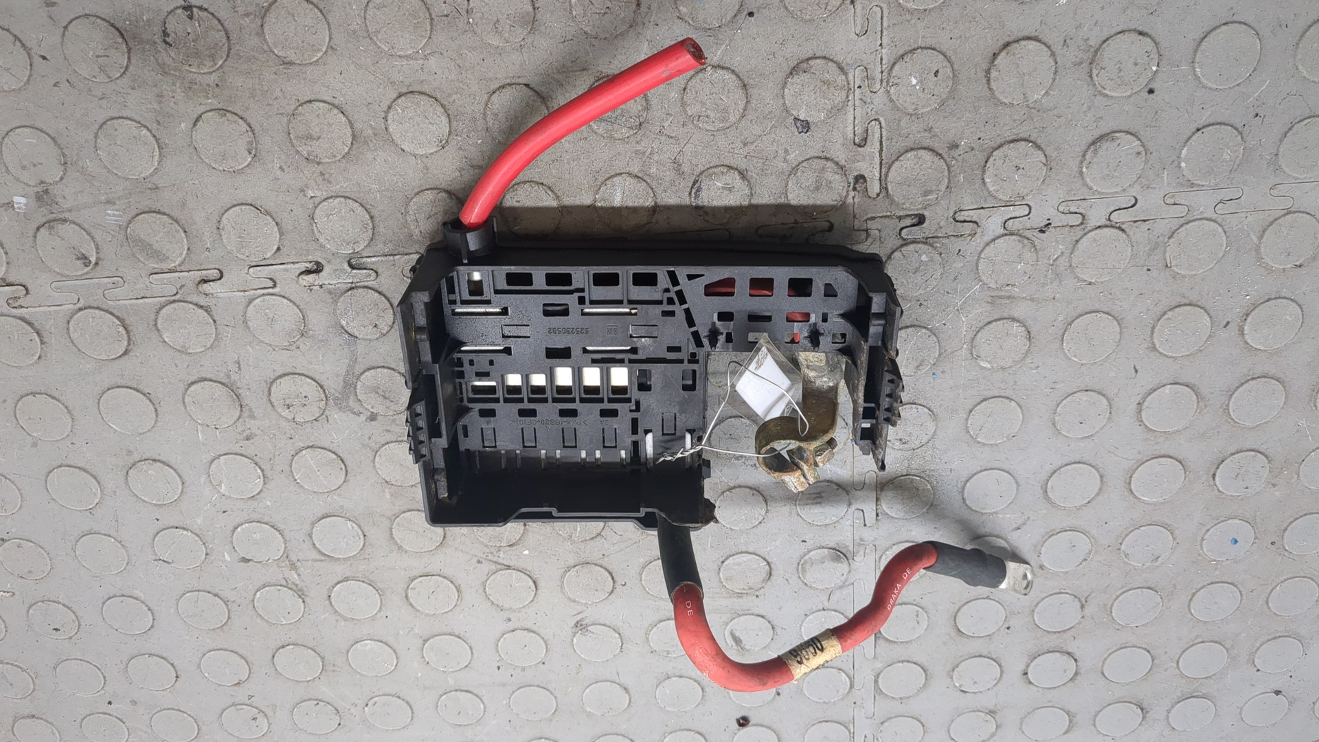 Клемма аккумулятора -