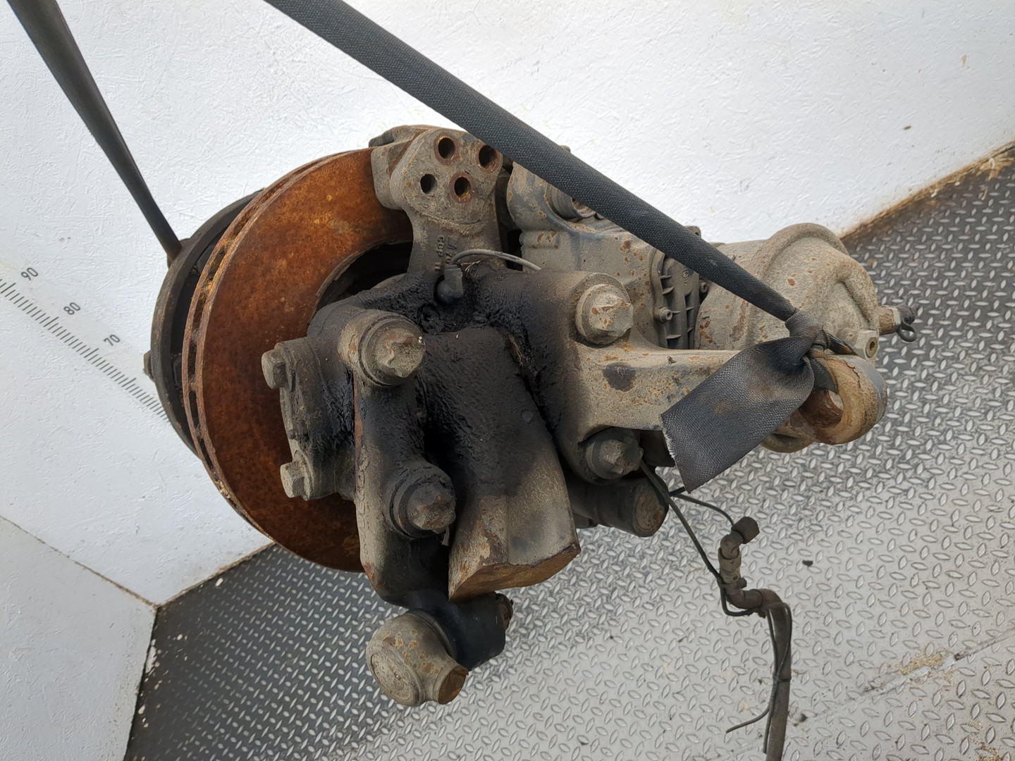 Кулак поворотный передний правый