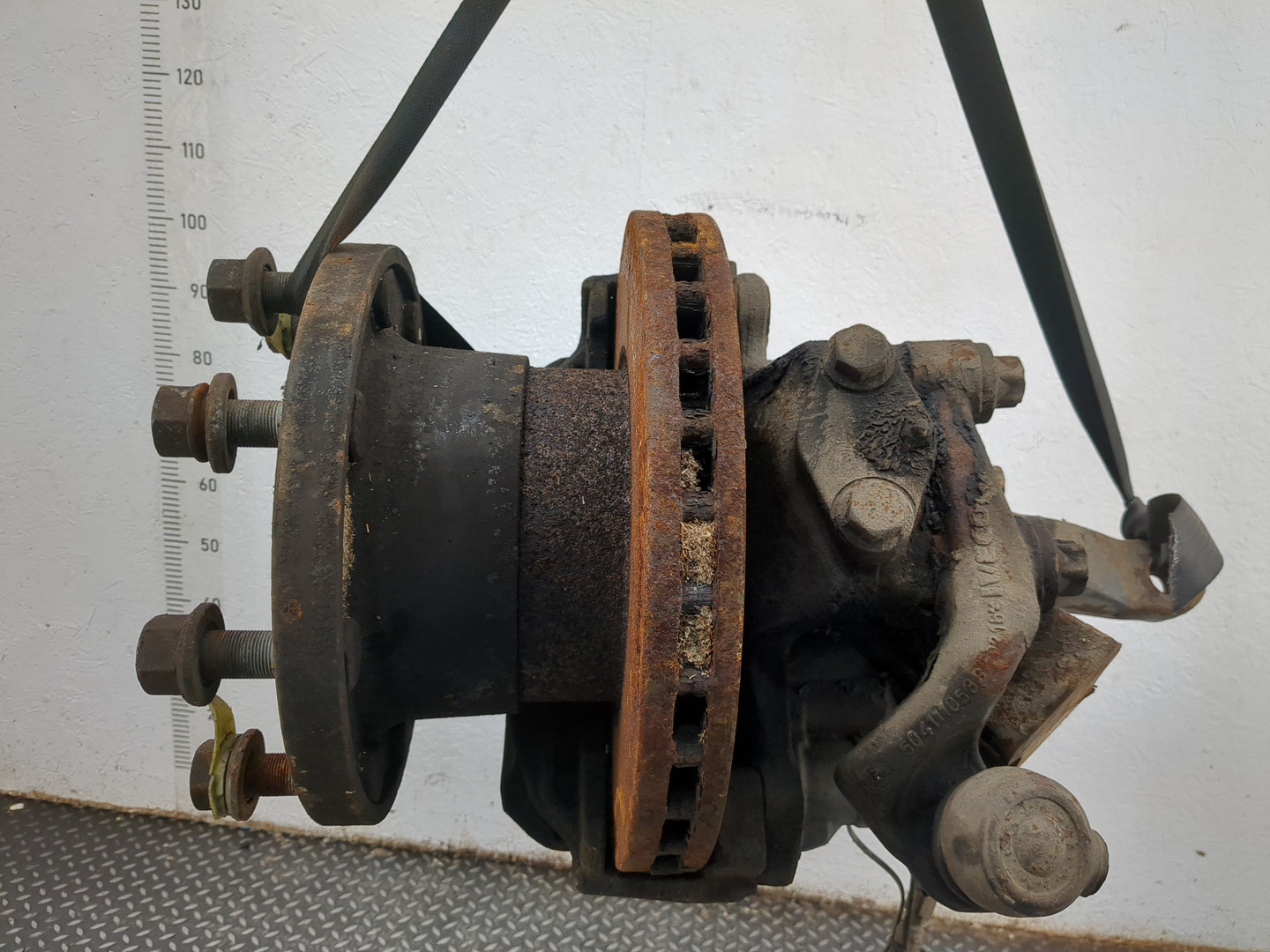 Кулак поворотный передний правый