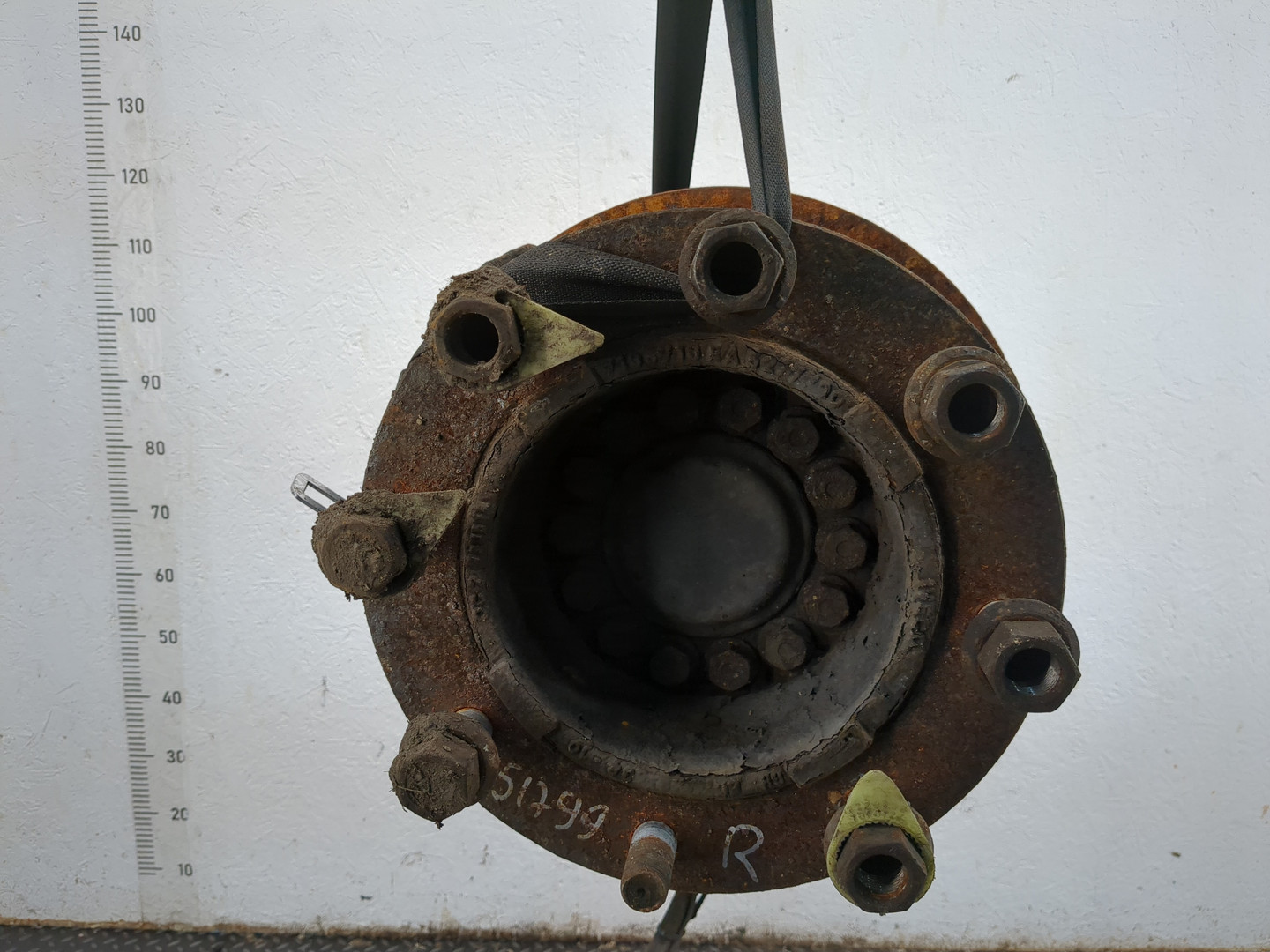 Кулак поворотный передний правый