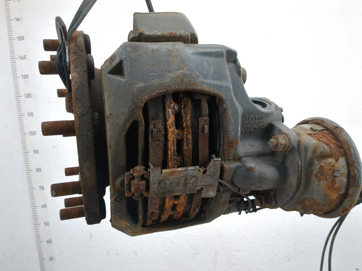 Кулак поворотный передний левый