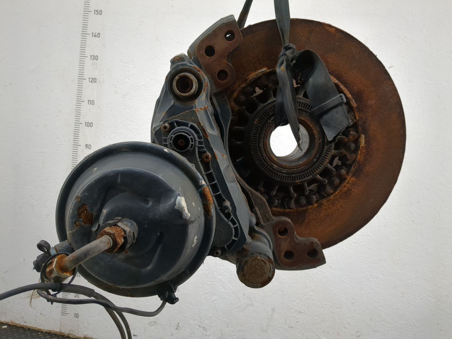 Кулак поворотный передний левый