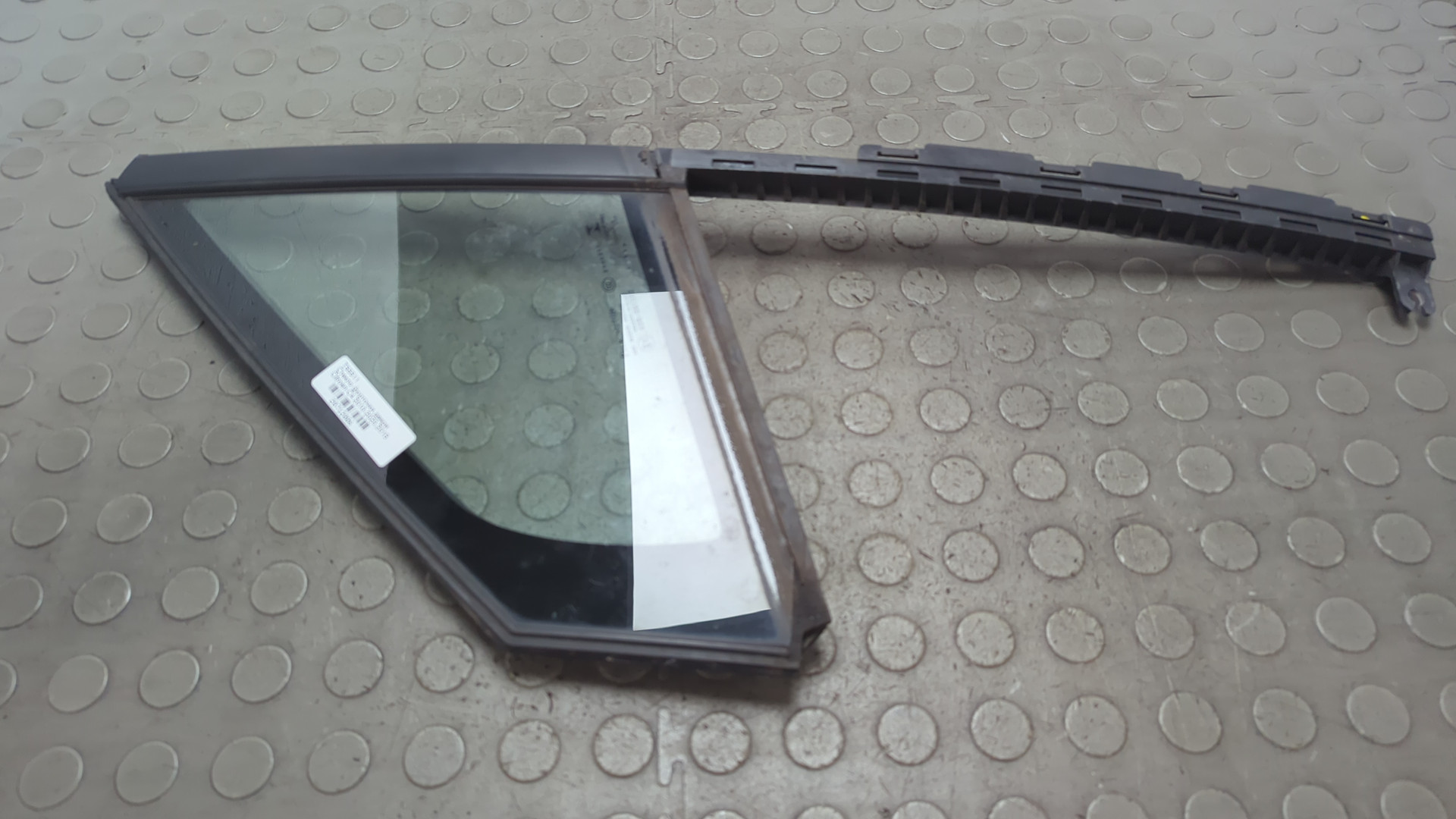 Стекло двери передней левой (форточка)