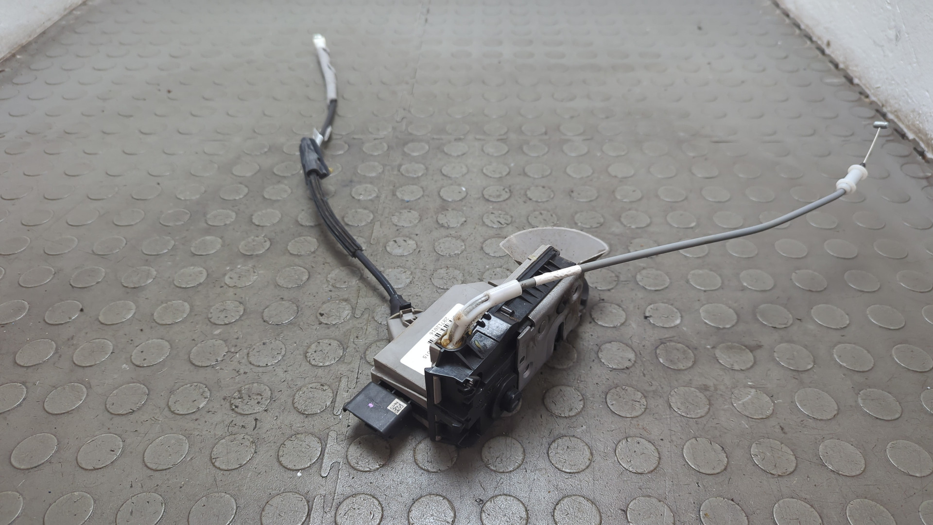 Замок двери передней левой