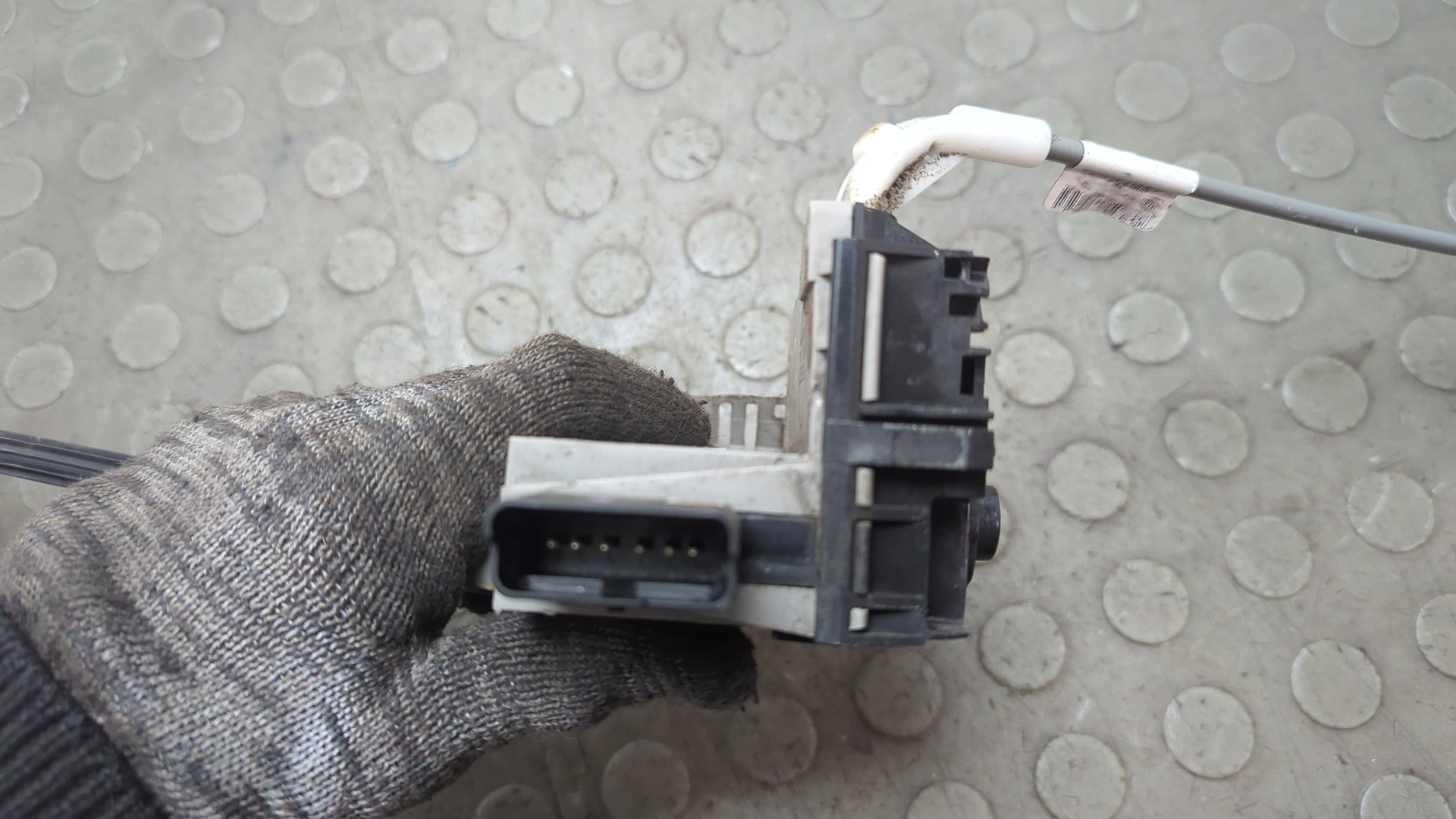 Замок двери передней левой