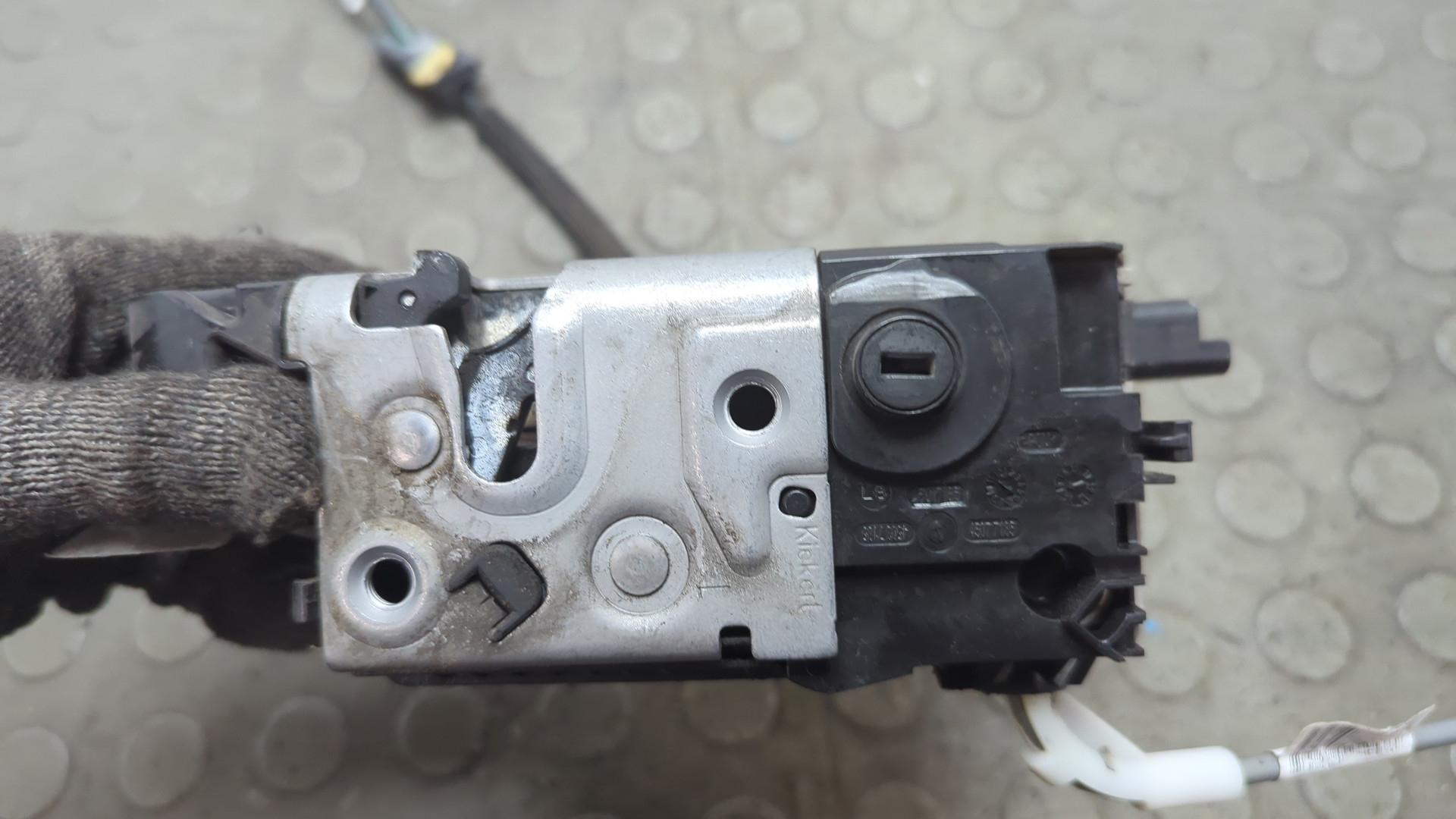 Замок двери передней левой