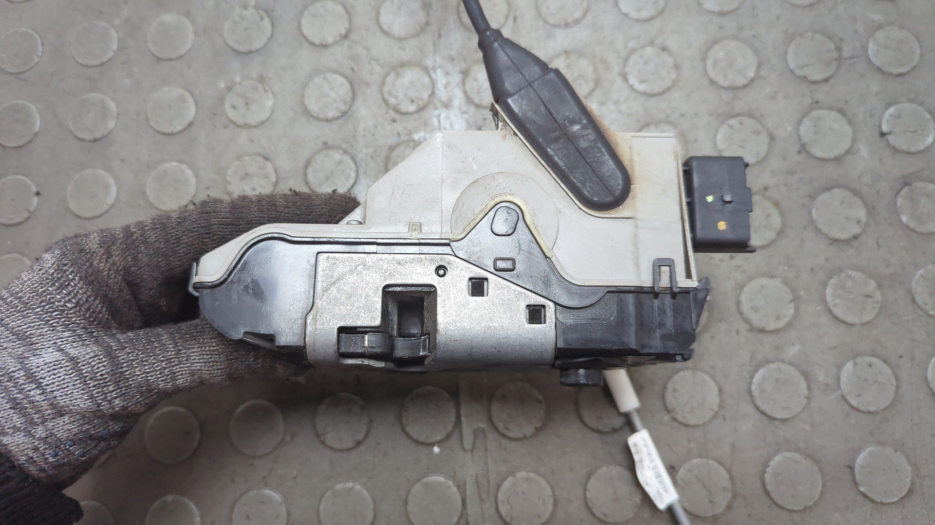 Замок двери передней левой