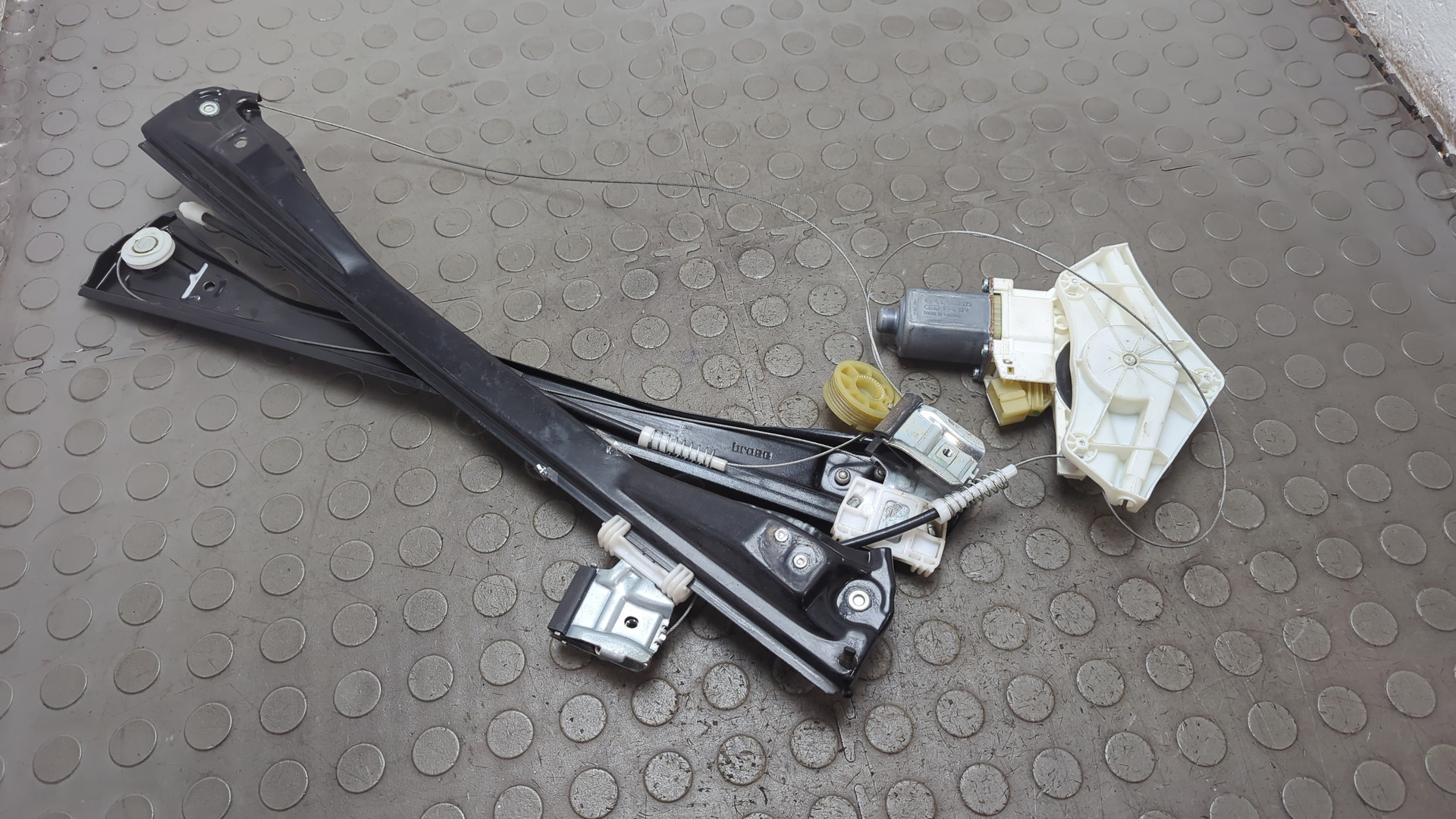 Стеклоподъемник электр. передний правый