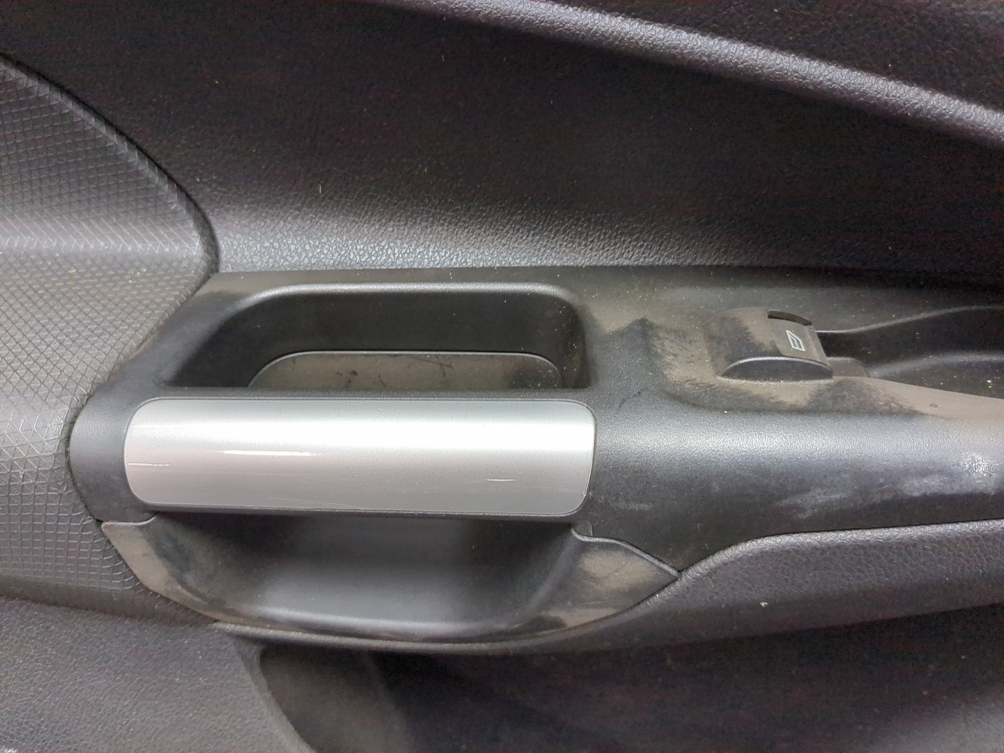 Обшивка двери передней левой