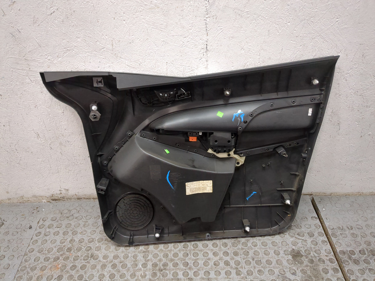 Обшивка двери передней левой