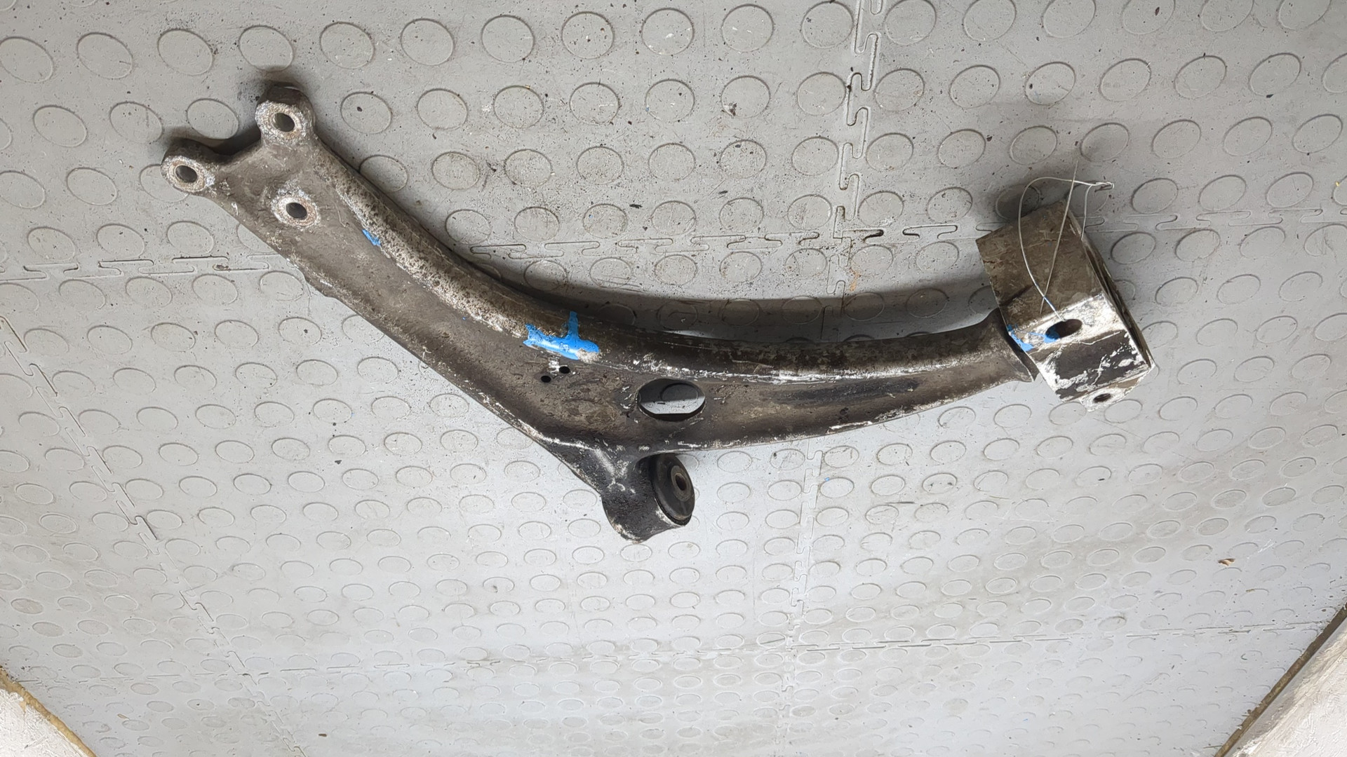 Рычаг передний