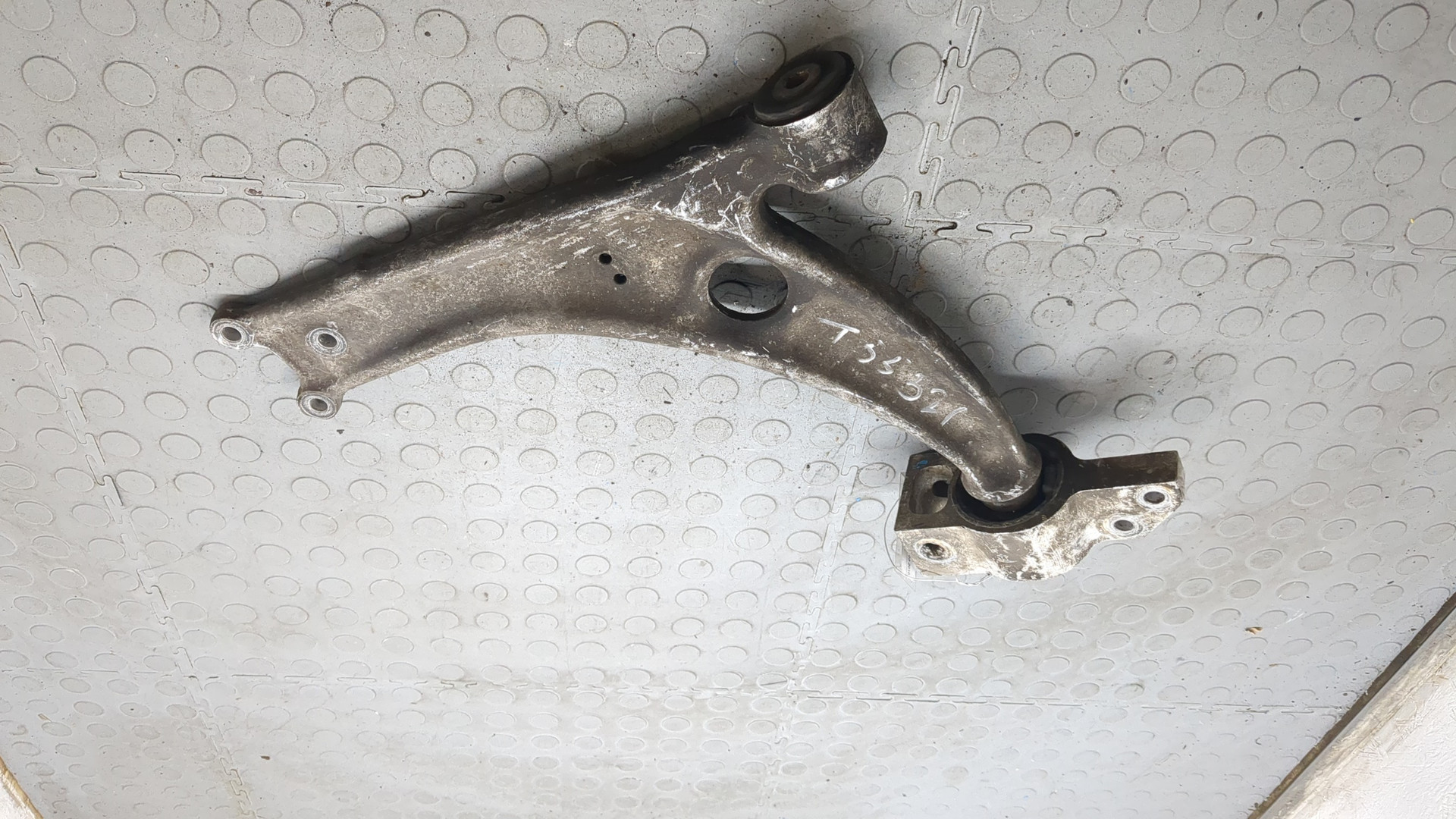 Рычаг передний