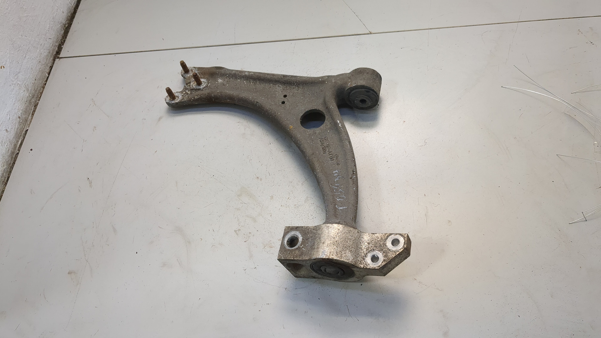 Рычаг передний левый