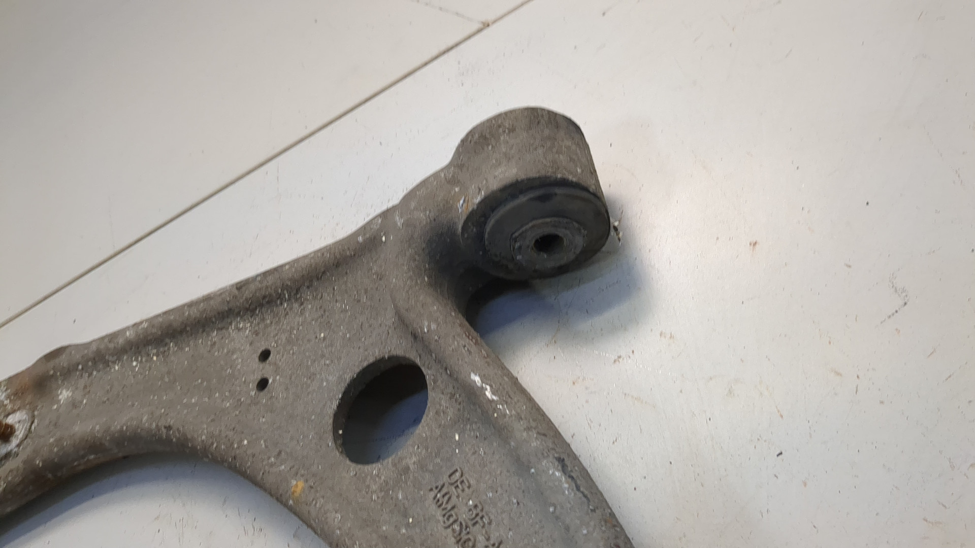 Рычаг передний левый