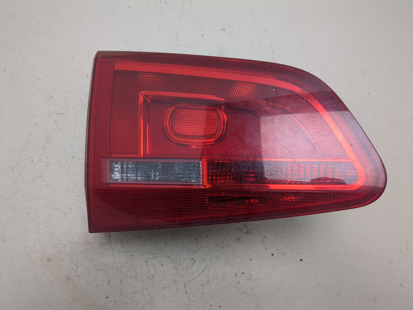 Фонарь задний внутренний левый