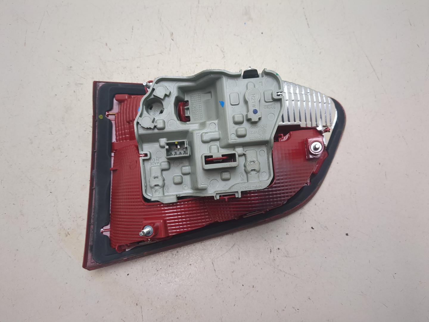 Фонарь задний внутренний левый