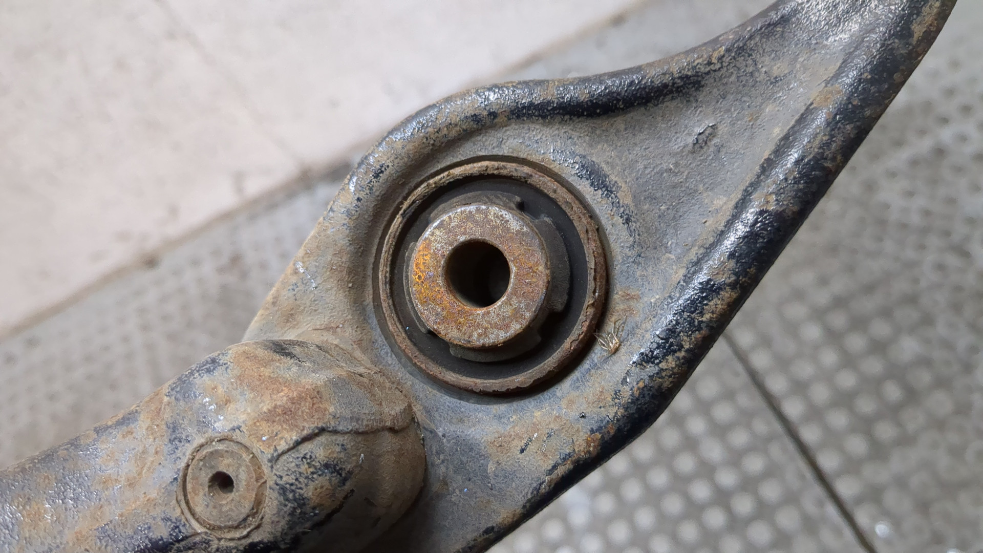 Рычаг передний левый