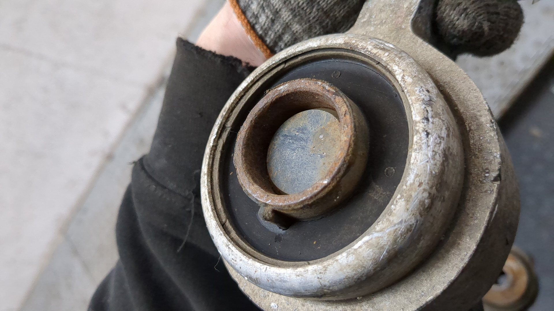 Рычаг передний левый